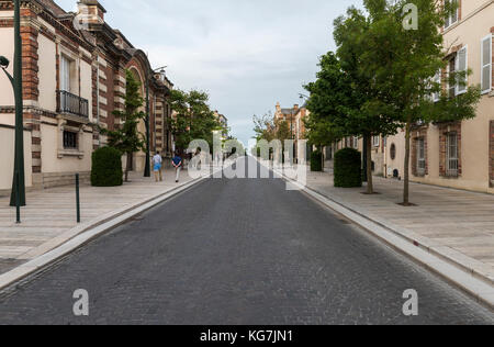 Epernay, Frankreich - 13. Juni 2017: Avenue de Champagne mit mehreren Champagnerhäusern entlang der Straße mit Wandertouristen am Abend in Epernay, Stockfoto