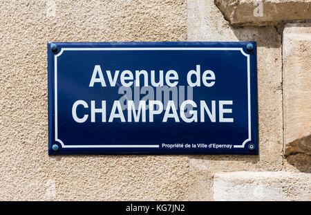 Epernay, Frankreich - 8. Juni 2017: Straßenschild der Avenue de Champagne an einer Mauer im Viertel Champagne, Frankreich. Stockfoto