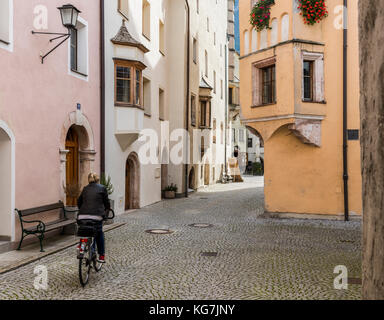 Rattenberg, Österreich - 28 sepetember 2017: Biker in den Straßen von malerischen, mittelalterlichen Rattenberg mit farbigen Häusern. Stockfoto