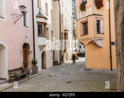 Rattenberg, Österreich - 28 sepetember 2017: Biker in den Straßen von malerischen, mittelalterlichen Rattenberg mit farbigen Häusern. Stockfoto