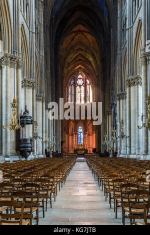 Reims, Frankreich - 12. Juni 2017: Innenraum der Kathedrale von Reims mit vielen Holzstühlen, hohen Säulen und einem Pulpitt, Frankreich. Stockfoto