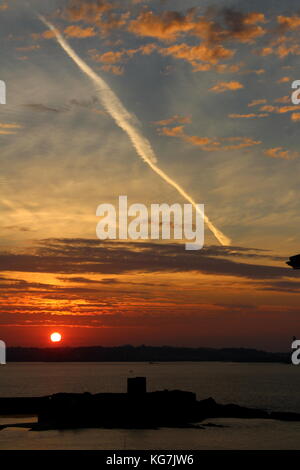 Fantastischer Sonnenaufgang über St Aubins fort, Jersey Stockfoto