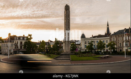 Epernay, Frankreich - 13. Juni 2017: Zentrum von Epernay mit Auto auf dem Kreisverkehr und Statue des Krieges während des Sonnenuntergangs in Epernay, Frankreich. Stockfoto