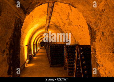 Reims, Frankreich - 14. Juni 2017: die Grotten von Champagner Haus Mumm mit alten pupitres in einem langen dunklen Flur, Frankreich. Stockfoto