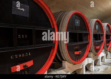 Reims, Frankreich - 14. Juni 2017: die Grotten von Champagner Haus Mumm mit alten hölzernen Champagner Fässer, Frankreich. Stockfoto