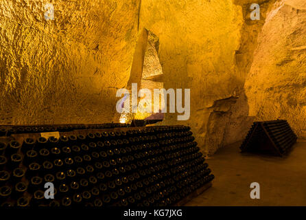 Reims, Frankreich - 12. Juni 2017: die Grotten von Champagner Haus taittinger mit alten Flaschen Champagner in Pupitres, Frankreich. Stockfoto