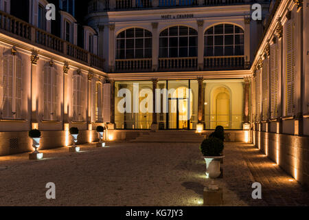 Epernay, Frankreich - Juni 13, 2017: Champagner Haus Moet Chandon an der Avenue de Champagne in Epernay, Frankreich, bei Nacht. Stockfoto