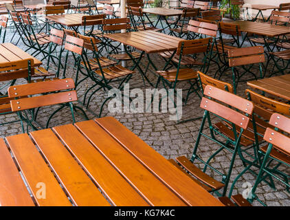 Rattenberg, Österreich - 28 September 2017: leere Terrasse mit Holzstühlen und Tischen vor ein Café und ein Restaurant. Stockfoto