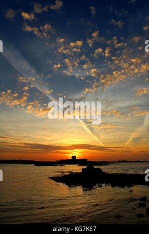 Fantastischer Sonnenaufgang über St Aubins fort, Jersey Stockfoto