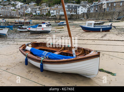 Mousehole, England - 28. April 2017: Hafen von mousehole mit Fischerbooten, Bootscharter, Häuser und Ebbe, Cornwall. Stockfoto