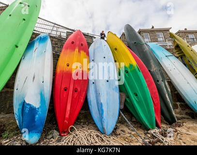 Mousehole, England - 28. April 2017: Hafen von mousehole mit Kajaks gegen eine große Steinmauer des Kais, Cornwall. Stockfoto