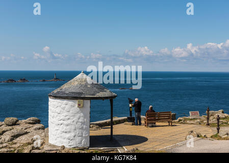 Am Ende landet", England - 27. April 2017: Anzeigen von Personen am Ende landen, die mit Meer- und alten Leuchtturm. Stockfoto