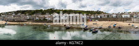 Mousehole, England - 28. April 2017: Panorama von mousehole mit dem Hafen, Häuser und die Flut, Cornwall Stockfoto