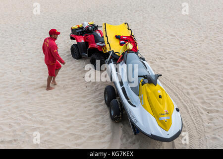 St. Ives, England - 29. April 2017: Rettungsschwimmer am Strand mit Quad und Jetski. Stockfoto