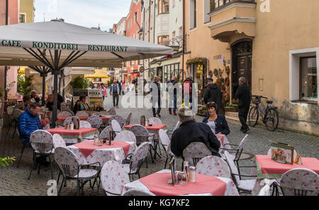 Rattenberg, Österreich - sepetember 28, 2017: Die Menschen in den Straßen von malerischen Rattenberg mit bunten Häusern und Cafe Terrasse mit Menschen. Stockfoto