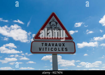 Epernay, Frankreich - 10. Juni 2017: Straßenschild „Travaux Viticoles“, Arbeit auf den Weinbergen im Viertel Champagne, Frankreich. Stockfoto