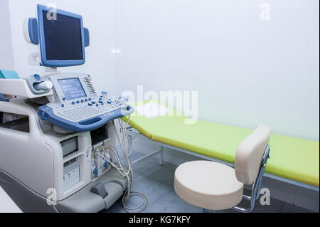 Innenraum der Untersuchungsraum mit Ultraschall Maschine im Krankenhaus. Selektive konzentrieren. Stockfoto