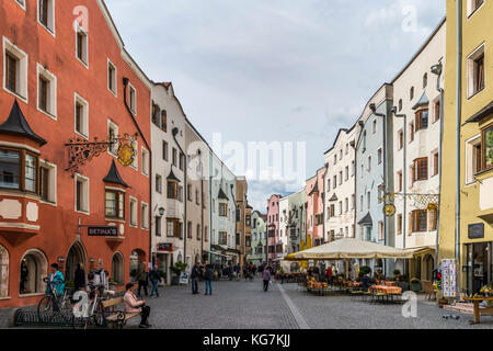 Rattenberg, Österreich - sepetember 28, 2017: Die Menschen in den Straßen von malerischen Rattenberg mit farbigen Häusern. Stockfoto