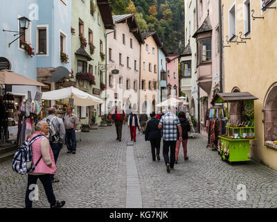 Rattenberg, Österreich - sepetember 28, 2017: Die Menschen in den Straßen von malerischen Rattenberg mit farbigen Häusern. Stockfoto