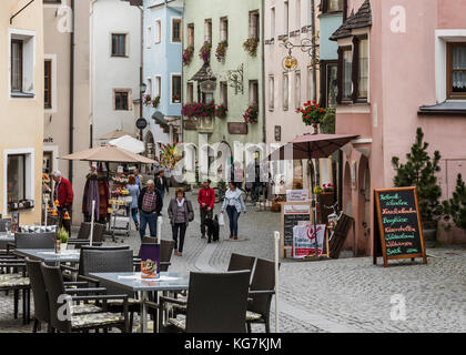 Rattenberg, Österreich - sepetember 28, 2017: Die Menschen in den Straßen von malerischen Rattenberg mit farbigen Häusern. Stockfoto