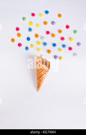Bunte Bonbons bang aus Eis auf dem weißen Hintergrund. Platz für Beschriftungen. top Aussicht, flach.. Stockfoto