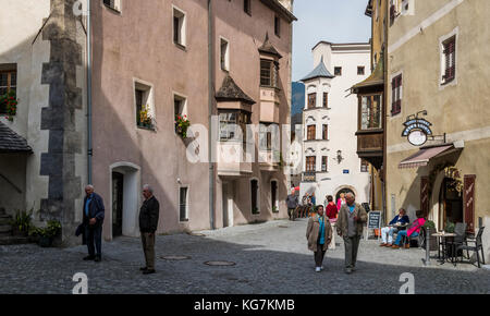 Rattenberg, Österreich - sepetember 28, 2017: Die Menschen in den Straßen von malerischen Rattenberg mit farbigen Häusern. Stockfoto