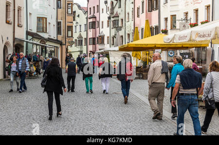 Rattenberg, Österreich - sepetember 28, 2017: Die Menschen in den Straßen von malerischen Rattenberg mit farbigen Häusern. Stockfoto