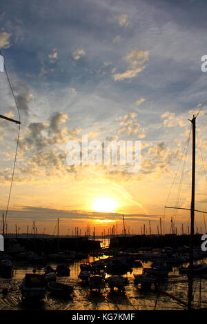 Sonnenaufgang über dem Hafen, St Aubin Jersey Stockfoto