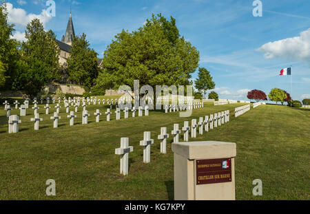 Chatillon-sur-Marne, Frankreich - Juni 7, 2017: Soldatenfriedhof 1914-1918 französischer Soldaten in Chatillon-sur-Marne mit französischer Flagge und Kirche. Stockfoto