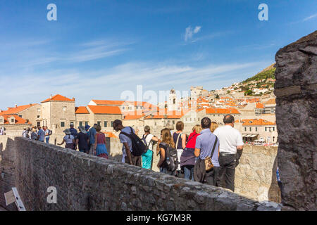 Touristen auf den Wänden der ols Dubrovnik, Kroatien Stockfoto