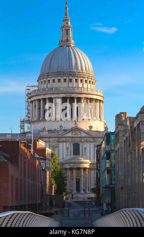 Der Blick auf die St. Paul's Cathedral von der Millenium Brücke, City of London. Stockfoto