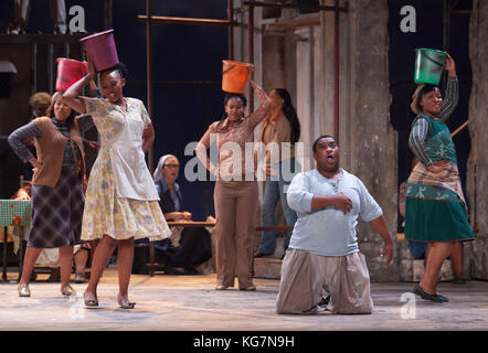 Nonhlanhla Yende als Bess links und Xolela Sixaba als Porgy, Mitte. London Premiere der vollständig inszenierten Inszenierung der Gershwin Opera 'Porgy and Bess' im London Coliseum. Eine begrenzte Saison von 14 Aufführungen vom 11. Bis 21. Juli 2012. Unter der Regie von Christine Cross, Musik/Texte von George Gershwin, DuBose und Dorothy Heyward und Ira Gershwin, begleitet vom Orchester der Welsh National Opera. Stockfoto