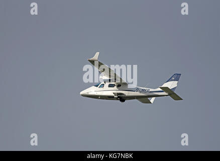 Tecnam twin Engined 4 Sitz Light aircraft Abflug vom Flughafen Inverness in den schottischen Highlands.de. Stockfoto