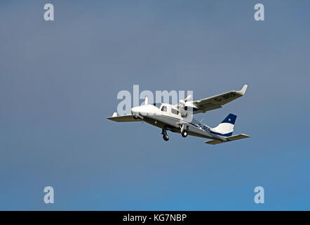 Tecnam twin Engined 4 Sitz Light aircraft Abflug vom Flughafen Inverness in den schottischen Highlands.de. Stockfoto