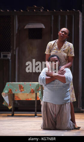 Nonhlanhla Yende als Bess und Xolela Sixaba als Porgy. London Premiere der vollständig inszenierten Inszenierung der Gershwin Opera 'Porgy and Bess' im London Coliseum. Eine begrenzte Saison von 14 Aufführungen vom 11. Bis 21. Juli 2012. Unter der Regie von Christine Cross, Musik/Texte von George Gershwin, DuBose und Dorothy Heyward und Ira Gershwin, begleitet vom Orchester der Welsh National Opera. Stockfoto