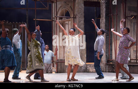 Nonhlanhla Yende als Bess, Zentrum, und Xolela Sixaba als Porgy, hinten. London Premiere der vollständig inszenierten Inszenierung der Gershwin Opera 'Porgy and Bess' im London Coliseum. Eine begrenzte Saison von 14 Aufführungen vom 11. Bis 21. Juli 2012. Unter der Regie von Christine Cross, Musik/Texte von George Gershwin, DuBose und Dorothy Heyward und Ira Gershwin, begleitet vom Orchester der Welsh National Opera. Stockfoto