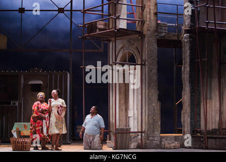 L-R: Miranda Tini als Maria, Nonhlanhla Yende als Bess und Xolela Sixaba als Porgy. London Premiere der vollständig inszenierten Inszenierung der Gershwin Opera 'Porgy and Bess' im London Coliseum. Eine begrenzte Saison von 14 Aufführungen vom 11. Bis 21. Juli 2012. Unter der Regie von Christine Cross, Musik/Texte von George Gershwin, DuBose und Dorothy Heyward und Ira Gershwin, begleitet vom Orchester der Welsh National Opera. Stockfoto