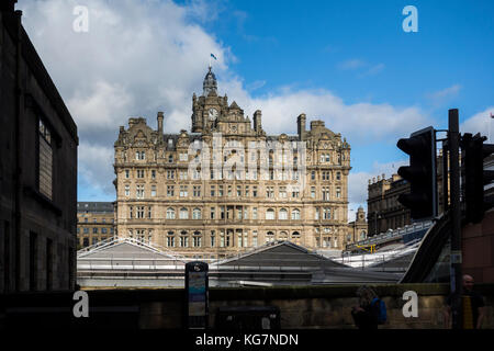 Blick auf das Balmoral Hotel von der Market Street über dem Bahnhof Waverley, Edinburgh, Schottland, Großbritannien Stockfoto