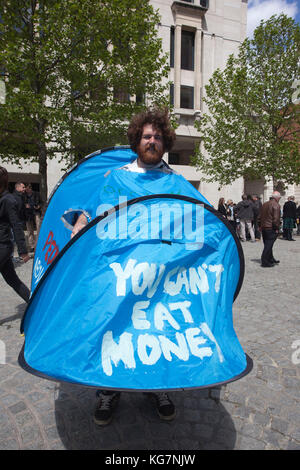 Mann in einem Zelt. 12. Mai besetzen Protest in der Stadt London begann friedlich in der St. Paul's Cathedral, aber am Ende mit einem Wasserkocher ausserhalb der Bank von England, wo einige Demonstranten wurden festgenommen. Stockfoto