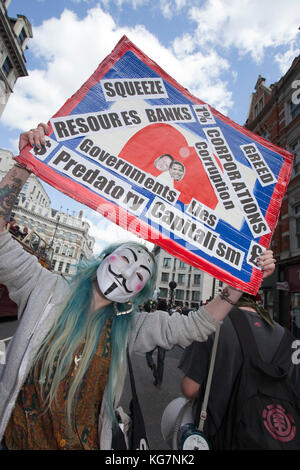 Die Demonstranten tragen "V für Vendetta" Masken. 12. Mai besetzen Protest in der Stadt London begann friedlich in der St. Paul's Cathedral, aber am Ende mit einem Wasserkocher ausserhalb der Bank von England, wo einige Demonstranten wurden festgenommen. Stockfoto