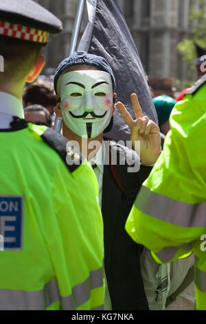 In diesem Bild: Demonstranten tragen "V für Vendetta" Masken. 12. Mai besetzen Protest in der Stadt London begann friedlich in der St. Paul's Cathedral, aber am Ende mit einem Wasserkocher ausserhalb der Bank von England, wo einige Demonstranten wurden festgenommen. Stockfoto