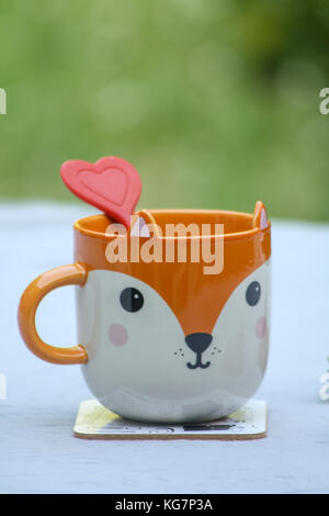 Fox Tasse und Herz-förmigen Teesieb Stockfoto