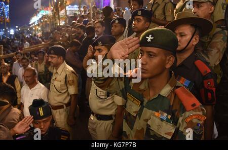 Varanasi, Indien. 04 Nov, 2017 Soldaten zahlen tributeon anlässlich des Dev deepawali Festival zu den Soldaten gewidmet. Credit: Prabhat Kumar verma/Pacific Press/alamy leben Nachrichten Stockfoto