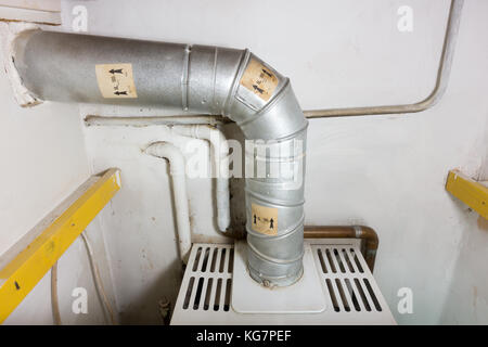 Gasleitung einer alten heimischen Zentralheizung mit Gas Boiler. Stockfoto