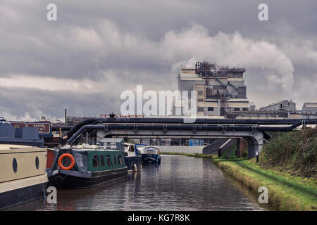 Chemische Werke auf den Trent & Mersey Canal an Northwich Stockfoto