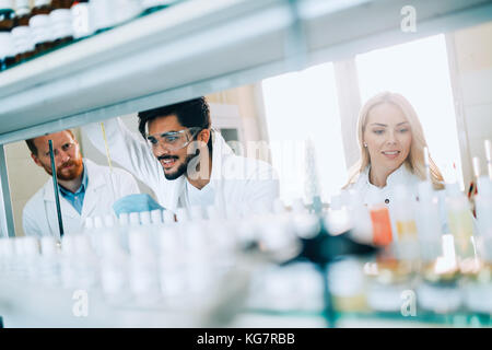 Gruppe von Chemie Studenten im Labor arbeiten Stockfoto