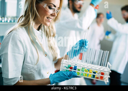 Studentin der Chemie in Labor Stockfoto