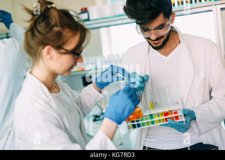 Junge Studenten der Chemie im Labor arbeiten Stockfoto