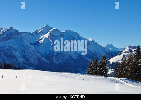 Winter in den Schweizer Alpen. Blick vom Mount hohe wispile. Stockfoto