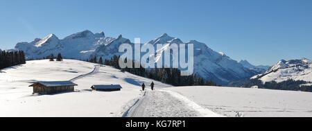 Schneebedeckte Berge und schlauchhorn Oldenhorn. Winterwandern und Rodeln Trail. Szene in der Nähe von Gstaad, Schweiz. Stockfoto